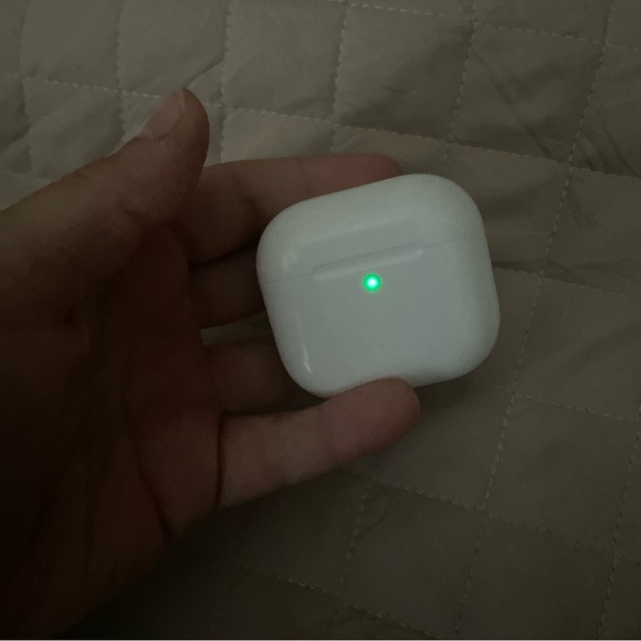 Apple White Earbud Headphones - Picture 6 of 6